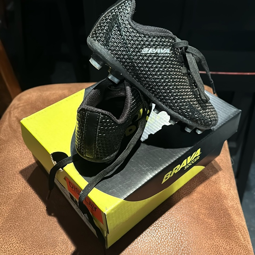 Bravo youth (11) outdoor soccer cleats